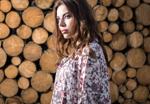 美丽的女性肖像反对木制背景 — 图库照片