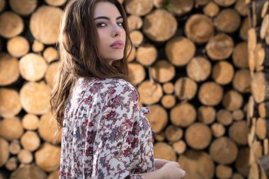 Güzel kadın portre ahşap arka plan.