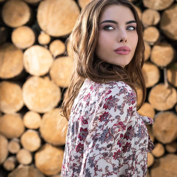 木製の背景に美しい女性の肖像画 — ストック写真