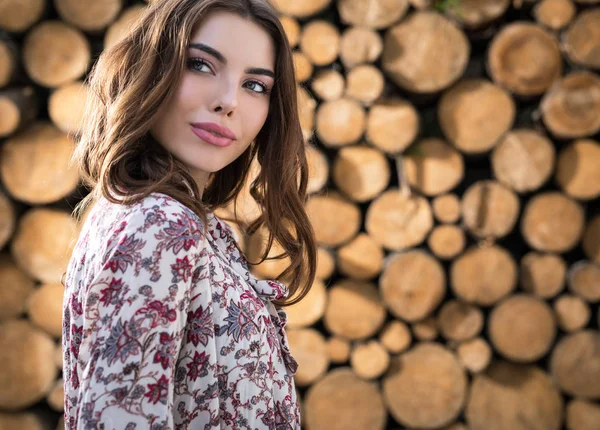 Mulheres Bonitas Retrato Contra Fundo Madeira — Fotografia de Stock