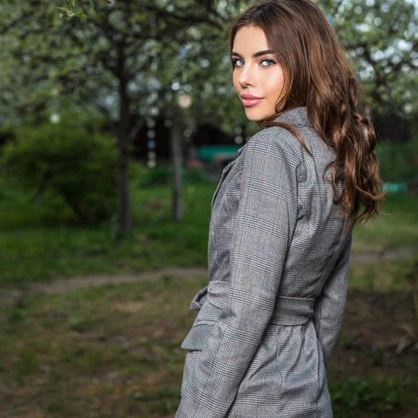 Retrato Aire Libre Una Hermosa Joven Posando Jardín Verano — Foto de Stock