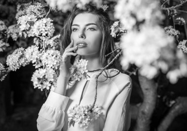 Açık havada yaz bahçede poz güzel genç kadın portresi. Siyah-beyaz fotoğraf.