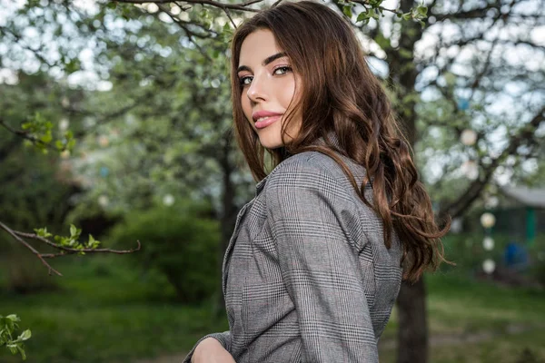 Portrait Plein Air Belle Jeune Femme Posant Dans Jardin Été — Photo