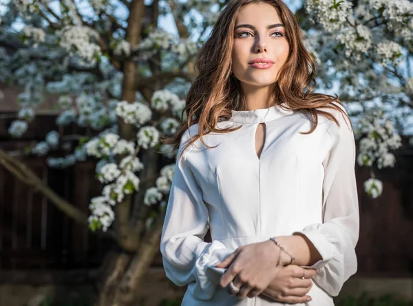 Retrato Bela Jovem Mulher Vestido Branco Posando Jardim Outono Contra — Fotografia de Stock