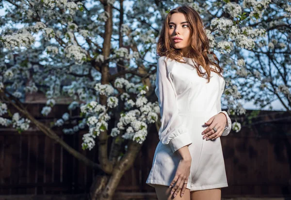 Портрет Красивой Молодой Женщины Белом Платье Позирующей Осеннем Саду Против — стоковое фото