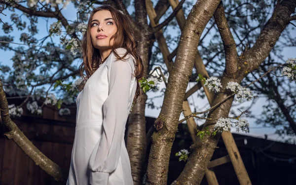 Retrato Bela Jovem Mulher Vestido Branco Posando Jardim Outono Contra — Fotografia de Stock