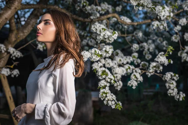 Retrato Una Hermosa Mujer Joven Vestido Blanco Posando Jardín Otoño —  Fotos de Stock