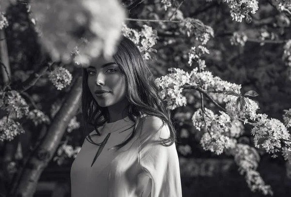 户外画像的美丽的年轻女子摆在夏季花园 黑白照片 — 图库照片