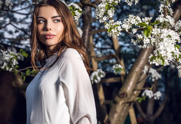 Retrato Una Hermosa Mujer Joven Vestido Blanco Posando Jardín Otoño — Foto de Stock