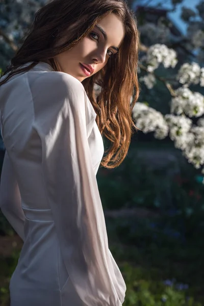 Retrato Una Hermosa Mujer Joven Vestido Blanco Posando Jardín Otoño —  Fotos de Stock