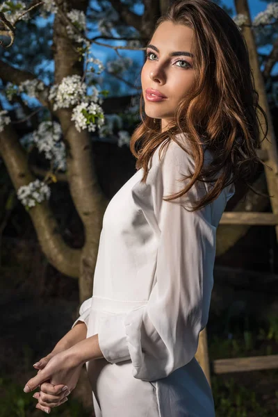 Retrato Una Hermosa Mujer Joven Vestido Blanco Posando Jardín Otoño — Foto de Stock