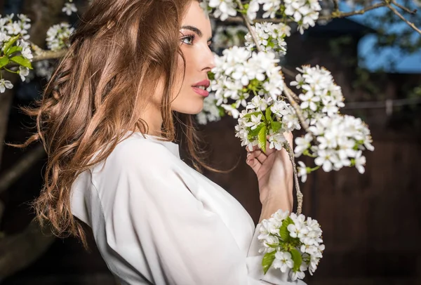 Retrato Una Hermosa Mujer Joven Vestido Blanco Posando Jardín Otoño —  Fotos de Stock