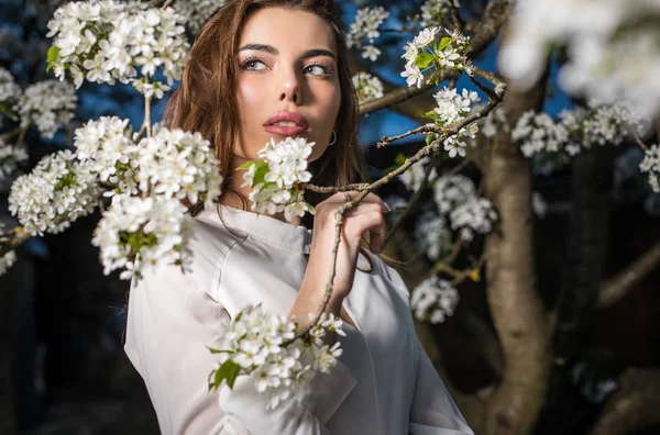 Retrato Bela Jovem Mulher Vestido Branco Posando Jardim Outono Contra — Fotografia de Stock