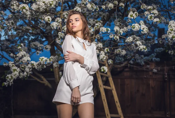 Retrato Una Hermosa Mujer Joven Vestido Blanco Posando Jardín Otoño —  Fotos de Stock