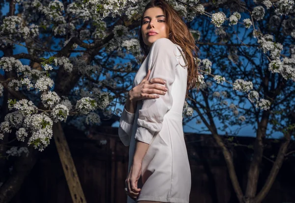 Retrato Una Hermosa Mujer Joven Vestido Blanco Posando Jardín Otoño —  Fotos de Stock