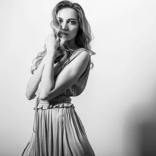 Joven Mujer Hermosa Vestido Seda Negro Blanco Estudio Retrato —  Fotos de Stock