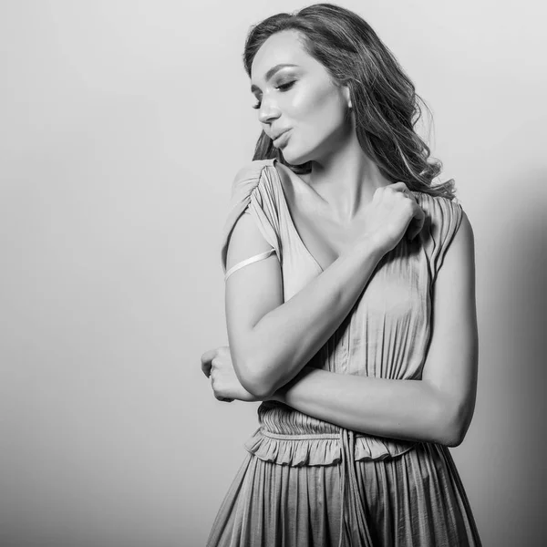 Jovem Mulher Bonita Vestido Seda Preto Branco Retrato Estúdio — Fotografia de Stock