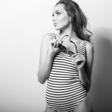 Genç güzel kadın klasik mayo siyah-beyaz stüdyo portre.