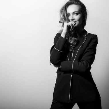 Genç şehvetli model kadın siyah kostüm.