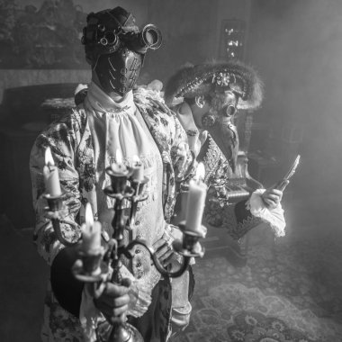 Oyuncular buhar punk maskeleri ve antika kostüm siyah-beyaz sanat fotoğraf.