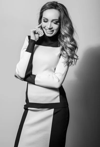Junge Sinnliche Model Frau Schwarz Weißem Stylischem Kleid — Stockfoto