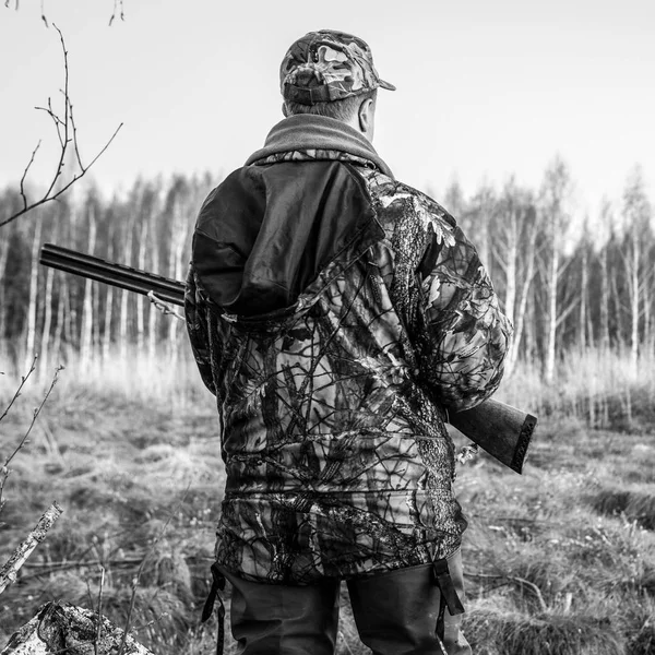 Hunter Pistolí Vystopuje Kachny Řece Černo Bílé Fotografie — Stock fotografie