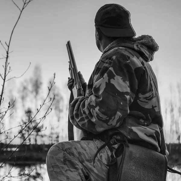 Hunter Pistolí Vystopuje Kachny Řece Černo Bílé Fotografie — Stock fotografie