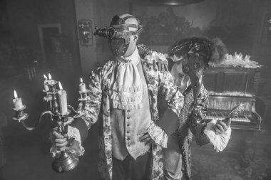Oyuncular buhar punk maskeleri ve antika kostüm siyah-beyaz sanat fotoğraf.