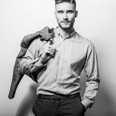 Klasik gömlek ceket ile zarif genç yakışıklı adam. Siyah-beyaz stüdyo portre. 