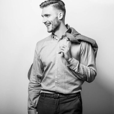 Klasik gömlek ceket ile zarif genç yakışıklı adam. Siyah-beyaz stüdyo portre. 