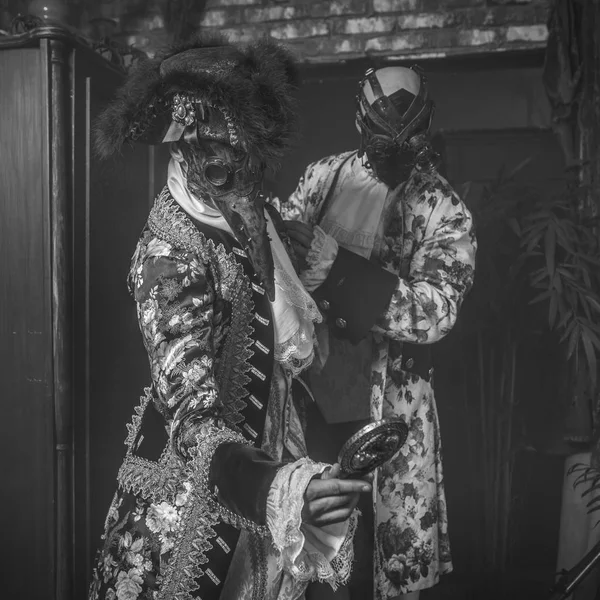 演员在蒸汽朋克面具和古董服装黑白色艺术照片 — 图库照片