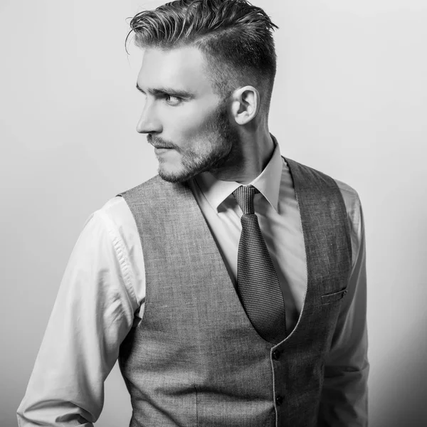 Beau Jeune Homme Élégant Gilet Classique Gris Pose Sur Fond — Photo