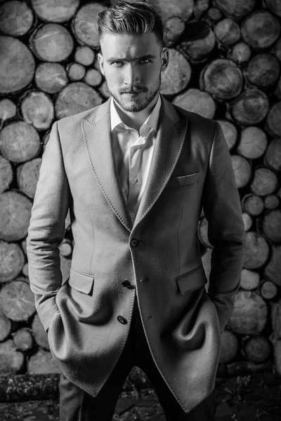 Retrato Jovem Belo Homem Elegante Casaco Contra Fundo Madeira — Fotografia de Stock