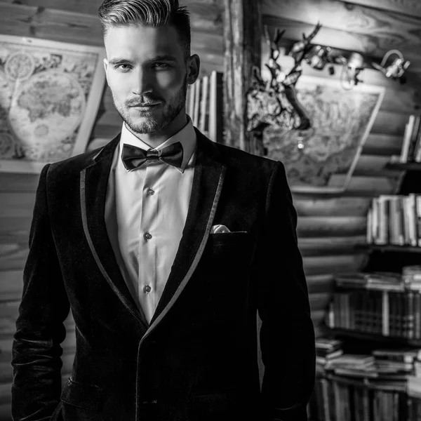 Bonito Jovem Homem Elegante Traje Laço Postura Contra Interior Casa — Fotografia de Stock