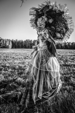 Fantezi stilizasyon stilts masal kadın. Güzel Sanatlar siyah-beyaz fotoğraf. 