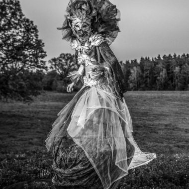 Fantezi stilizasyon stilts masal kadın. Güzel Sanatlar siyah-beyaz fotoğraf. 