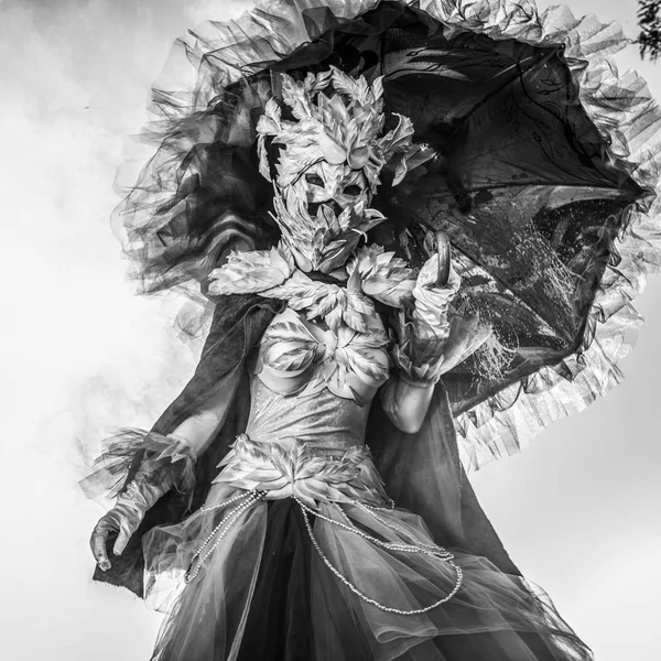 Сказочная Женщина Ходулях Фантазийной Стилизации Черно Белое Фото — стоковое фото