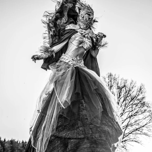 ファンタジーの様式で竹馬に乗っておとぎ話の女性 白黒写真 — ストック写真