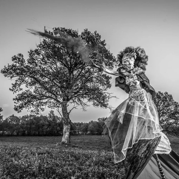 ファンタジーの様式で竹馬に乗っておとぎ話の女性 白黒写真 — ストック写真