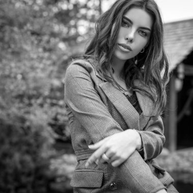 Siyah-beyaz yaz bahçede poz güzel genç kadın portresi.