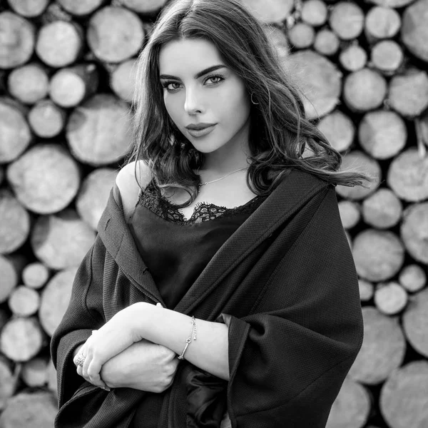 Hermosas Mujeres Negro Blanco Retrato Sobre Fondo Madera —  Fotos de Stock