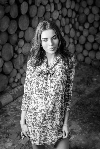 木製の背景に美しい女性ブラック ホワイト肖像画 — ストック写真