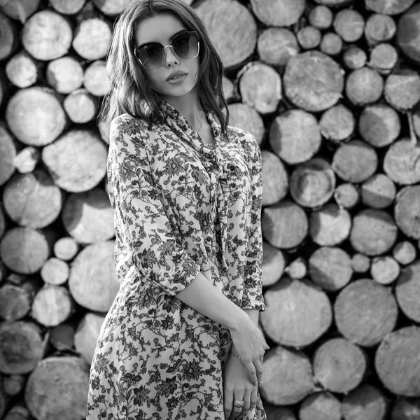 Красиві Жінки Чорно Білий Портрет Дерев Яному Фоні — стокове фото
