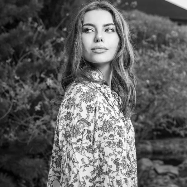 Siyah Beyaz Yaz Bahçede Poz Güzel Genç Kadın Portresi — Stok fotoğraf
