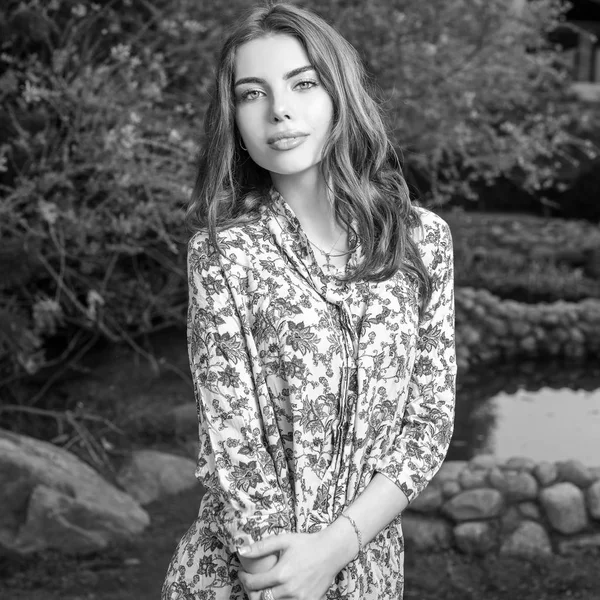 Retrato Blanco Negro Una Hermosa Joven Posando Jardín Verano — Foto de Stock