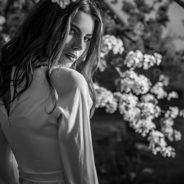 Retrato Una Hermosa Mujer Joven Jardín Otoño Contra Cereza Flor — Foto de Stock