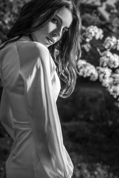 Retrato Una Hermosa Mujer Joven Jardín Otoño Contra Cereza Flor — Foto de Stock