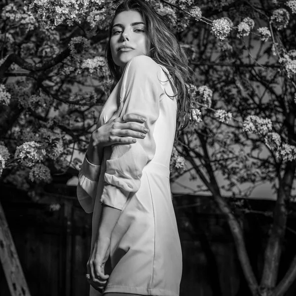 Retrato Una Hermosa Mujer Joven Jardín Otoño Contra Cereza Flor — Foto de Stock