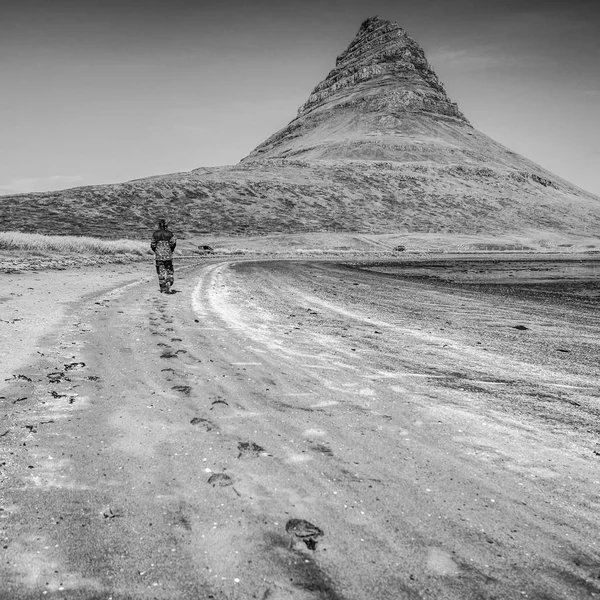 Viajante Contra Paisagem Islandesa Pitoresca Foto Preto Branco — Fotografia de Stock