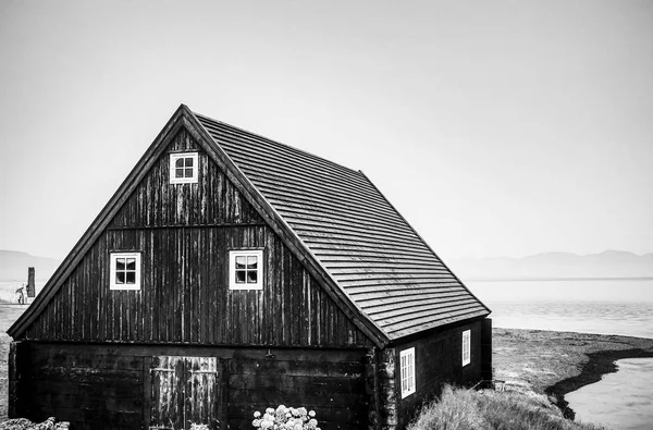 传统的冰岛村庄与房子 黑白照片 — 图库照片